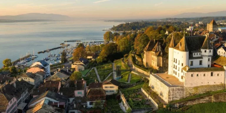 Nyon, son château et le lac vus du ciel